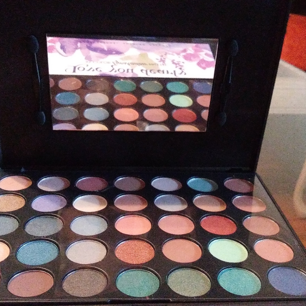 Celavi 35 beautiful color eyeshadow palette